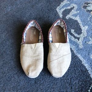 TOMS size 7 slip-on shoes. Tan